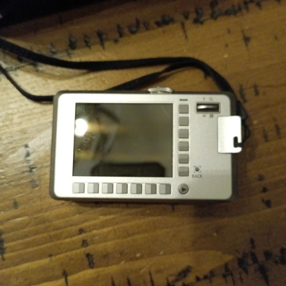 Samsung L73 Digital Camera 7.2MP Silver Compact Point and Shoot Box UNTESTED b4